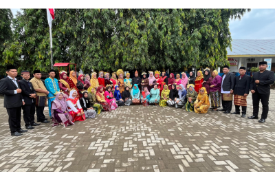 Peringatan Hari Pendidikan Nasional Dimeriahkan dengan Pakaian Adat Daerah